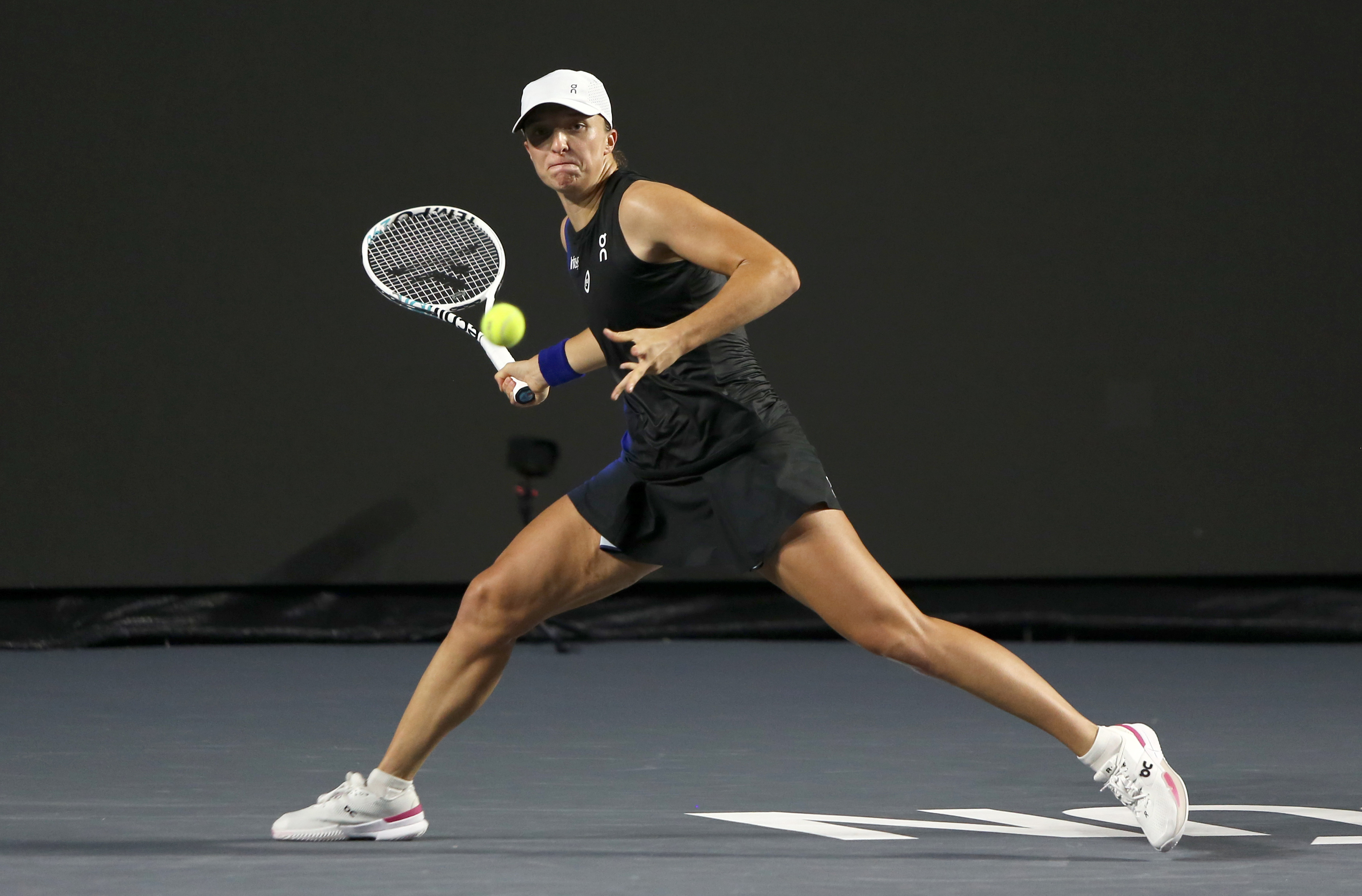 MEX970. CANCÚN (MÉXICO), 05/11/2023.- La tenista polaca Iga Natalia Swiate en acción ante la bielorrusa Aryna Sabalenka hoy, durante un partido semifinal del torneo femenino de tenis WTA Finals Cancún en el hotel Paradisius en Cancún (México).EFE/Alonso Cupul