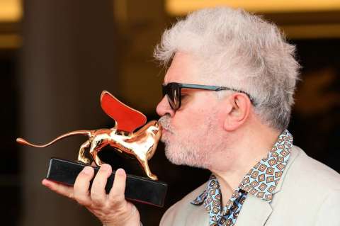 Pedro Almodóvar recibe en Venecia el León a la Carrera como un "acto de justicia poética"