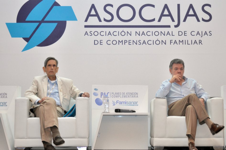 Álvaro José Cobo, presidente de Asocajas, y Juan Manuel Santos, presidente de la República. / Costesía.