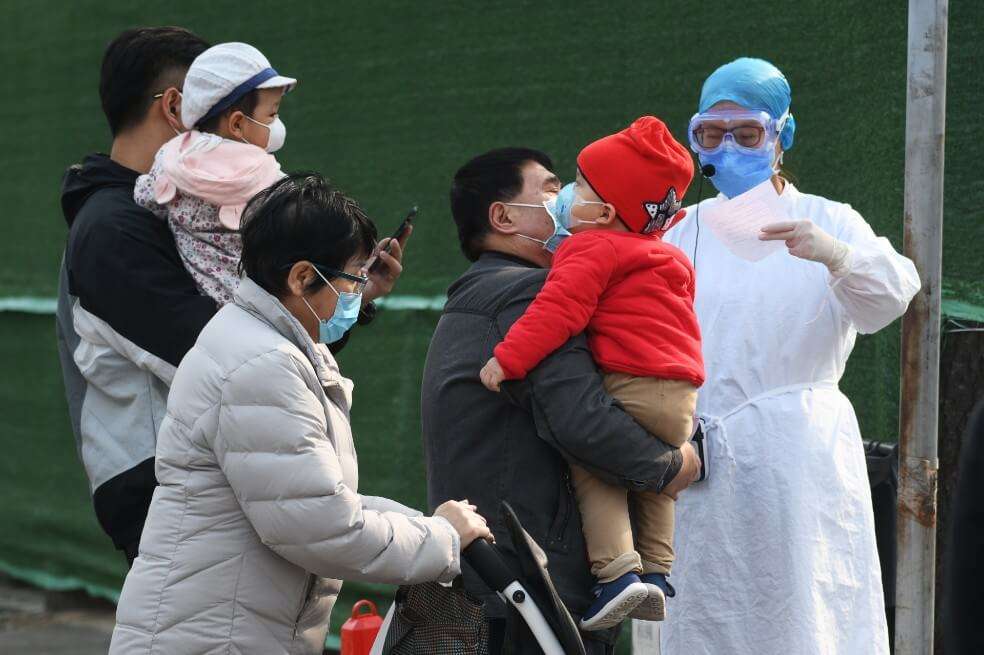 A nivel mundial, las cifras por país también muestran el alcance de la enfermedad entre los niños: en China, 1 % del total de casos confirmados eran menores de 10 años. / AFP
