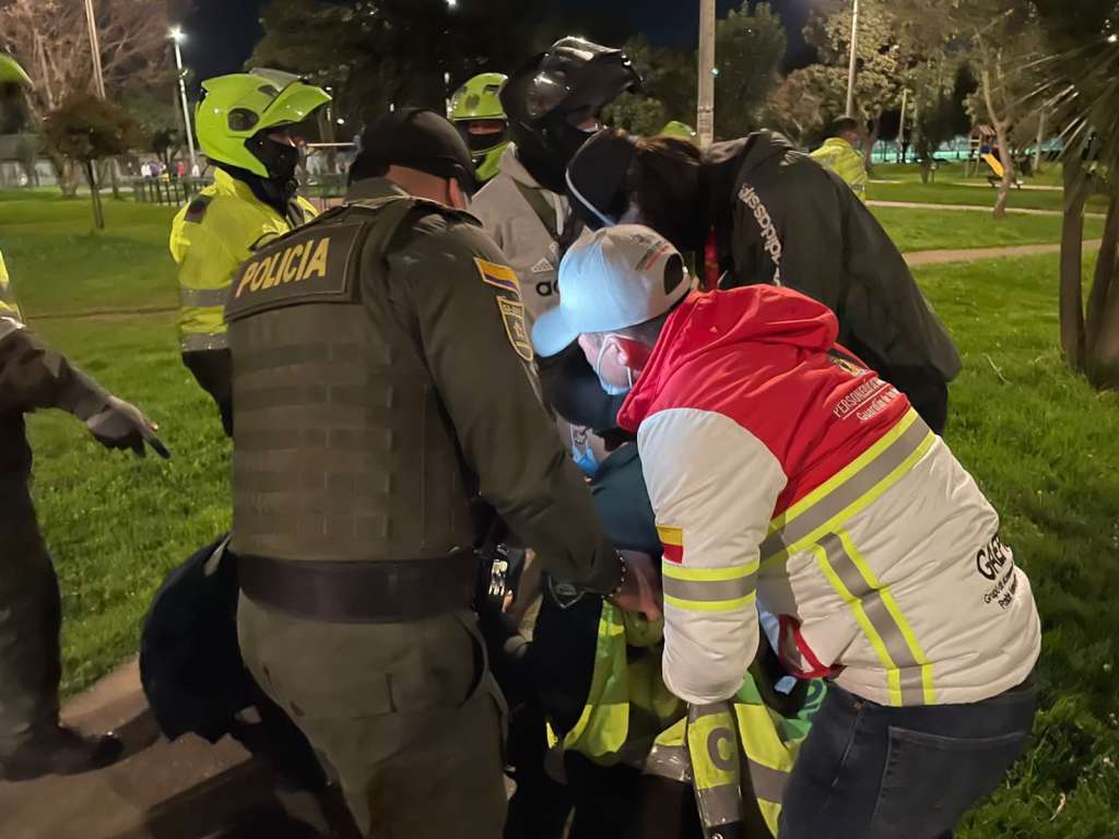La uniformada de la policía resultó herida tras los enfrentamientos en Villa Luz, Engativá.