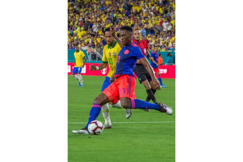 Yerry Mina en un partido amistoso contra Brasil en 2019.