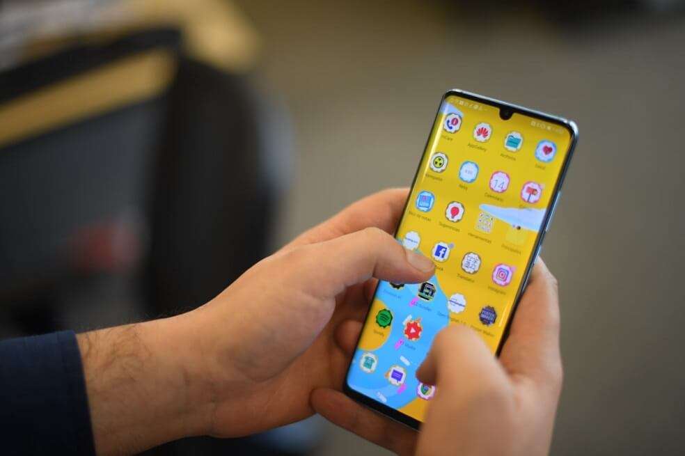 Este teléfono integra una batería de 4.200 miliamperios capaz de cargarse, en un 70%, en media hora. / Christian Garavito - El Espectador