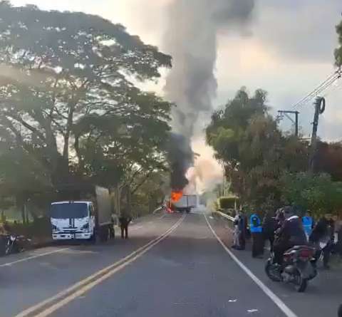 Quema de vehículos y más bloqueos agravan el paro minero en Córdoba y Antioquia