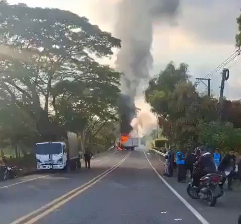 Quema de vehículos y más bloqueos agravan el paro minero en Córdoba y Antioquia