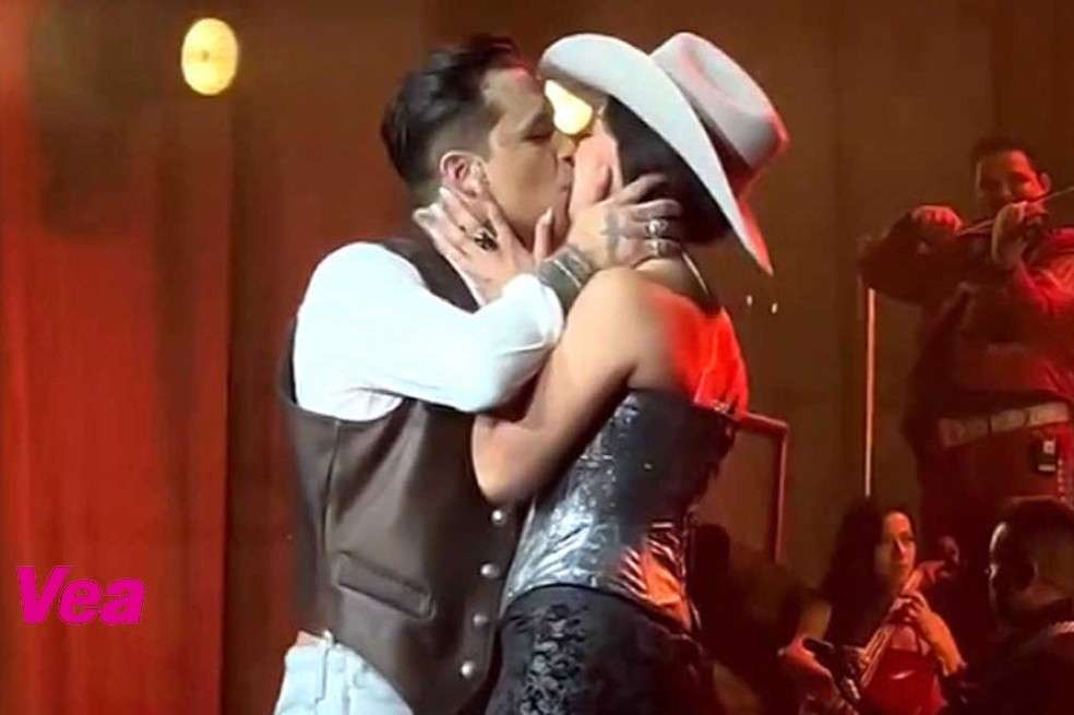 Luego del beso de Christian Nodal y Ángela Aguilar en pleno concierto, el papá del cantante reaccionó. ¿No está de acuerdo con la relación?