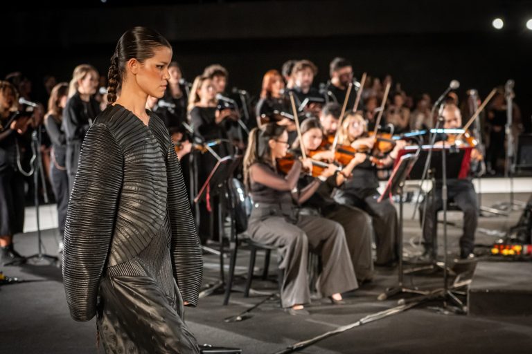 Manuela Álvarez protagonizó el desfile inaugural de Colombiamoda 2026 con "Oh My Heart", una colección que marcó uno de los momentos más emblemáticos del inicio de la edición número 37 de Colombiamoda.
