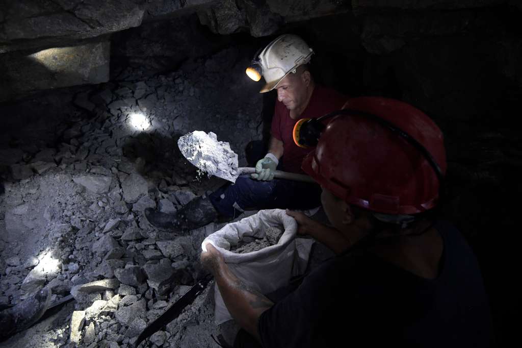 Diferentes aspectos de esta mina ubicada en Segovia, Antioquia: Mineros, explotación de materiales, maquinaria, cascos para minería.