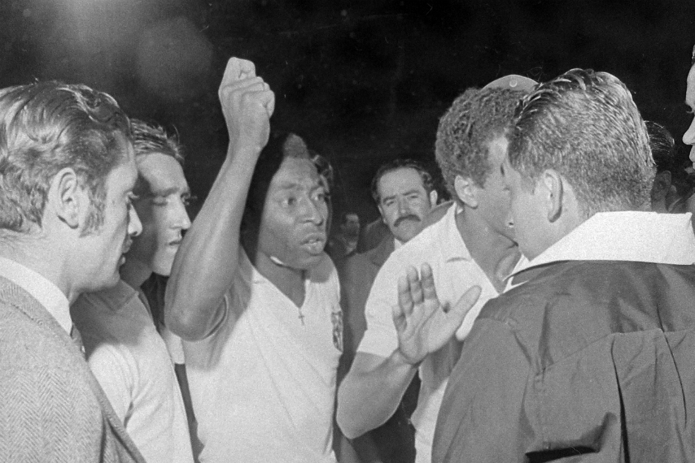 Pelé discute con el árbitro en Bogotá.