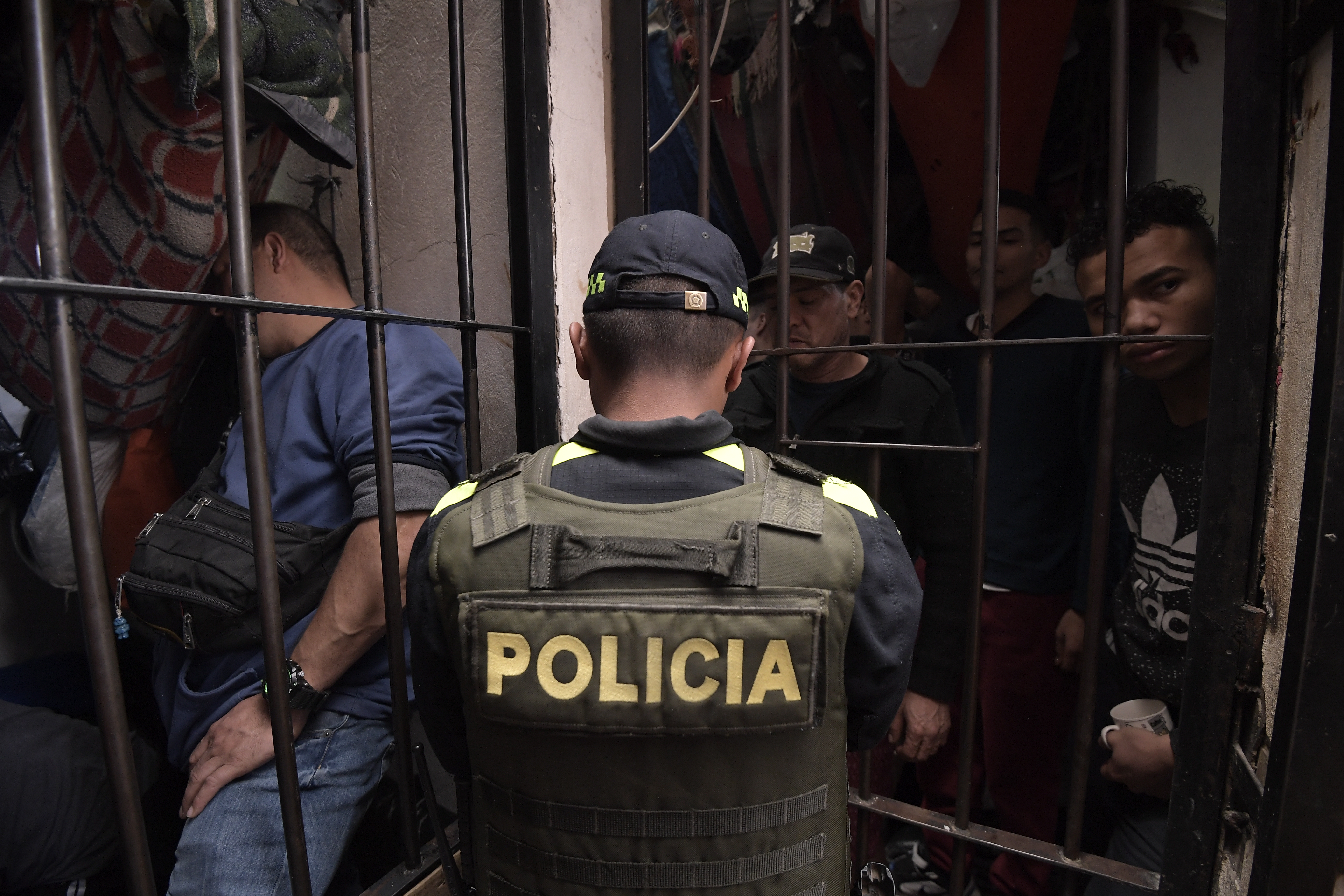 La Corte Constitucional realizó una inspección judicial a estaciones de policía del sur de Bogotá para poner en evidencia la crítica situación de la población privada de la libertad. Esta es la primera de varias visitas que se realizarán en el territorio nacional.