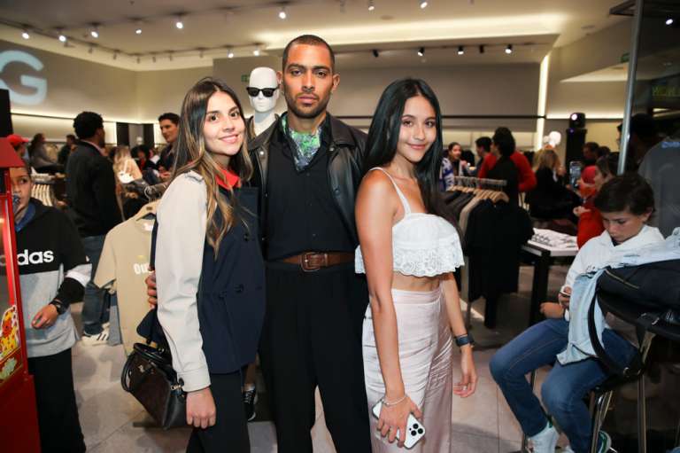 El futbolista Andrés Llinás es la nueva imagen de la línea masculina de MNG.
Bogotá, Colombia. Septiembre del 2022. Siguiendo con la apuesta de MNG a nivel global por incluir a futbolistas como protagonistas de sus campañas, MNG anuncia que Andrés Llinás, defensa central de Millonarios, quien está en el auge de su carrera con un futuro prometedor, es la nueva imagen de la línea masculina de la franquicia en el país.