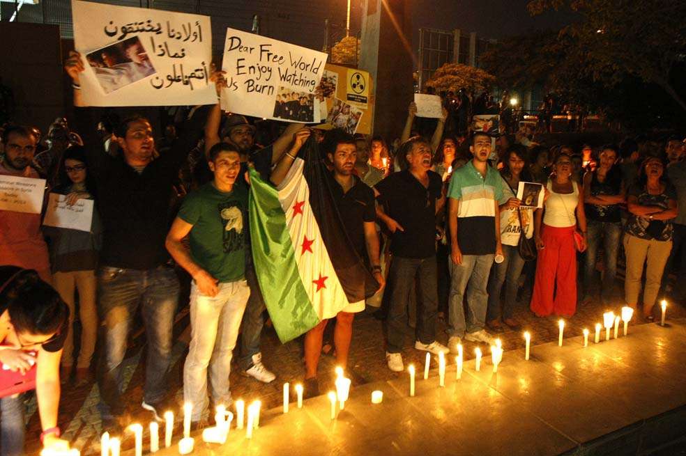 Civiles sirios y libaneses hacen una vigilia en Beirut, en solidaridad con las víctimas de la guerra civil siria. / AFP