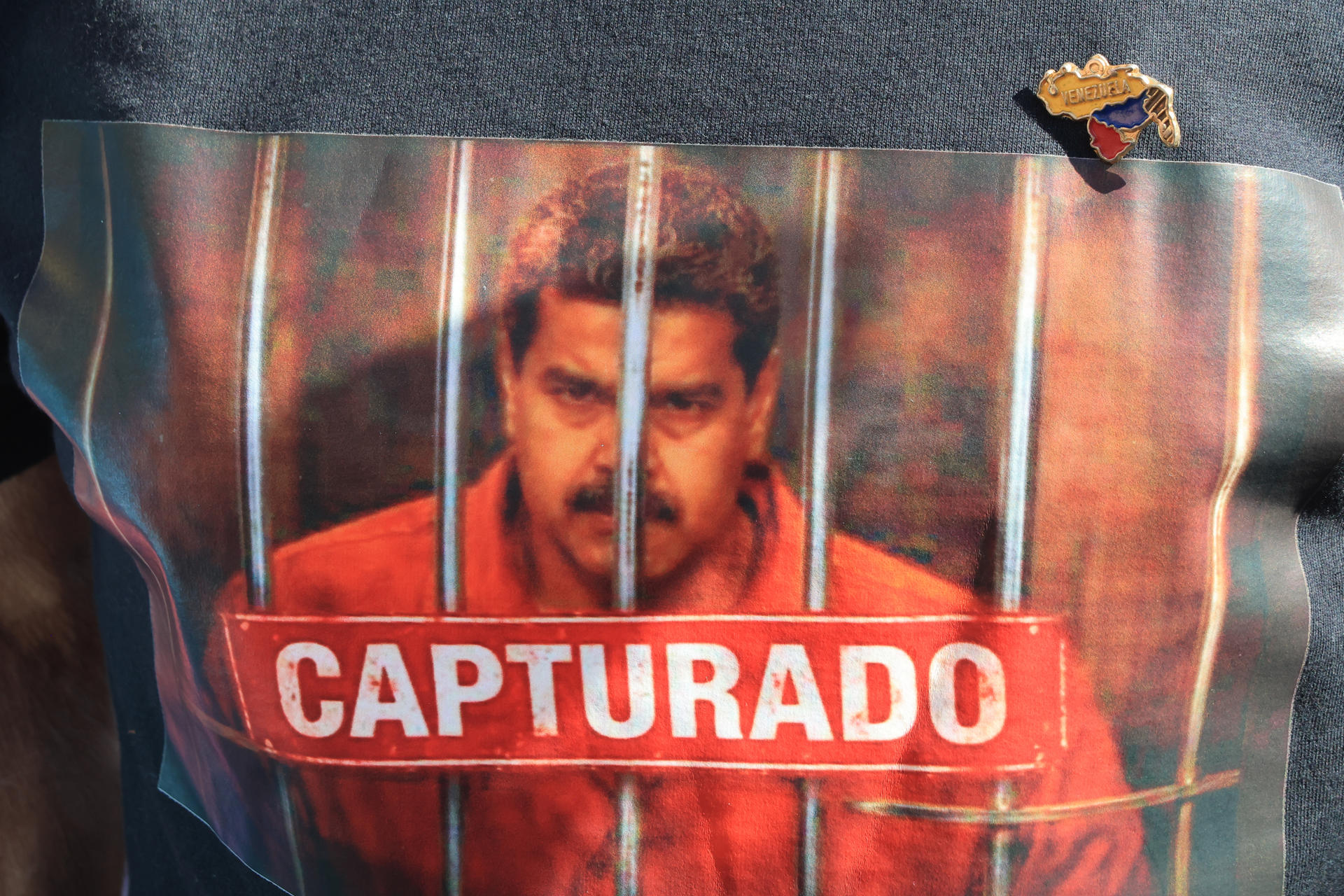 AME2229. HOUSTON (ESTADOS UNIDOS), 04/01/2026.- Una persona viste una camiseta con la imagen del presidente de Venezuela, Nicolás Maduro, con la frase "Capturado" durante una manifestación en apoyo al presidente de Estados Unidos, Donald Trump, este domingo en Houston, Texas (Estados Unidos). EFE/ Carlos Ramírez