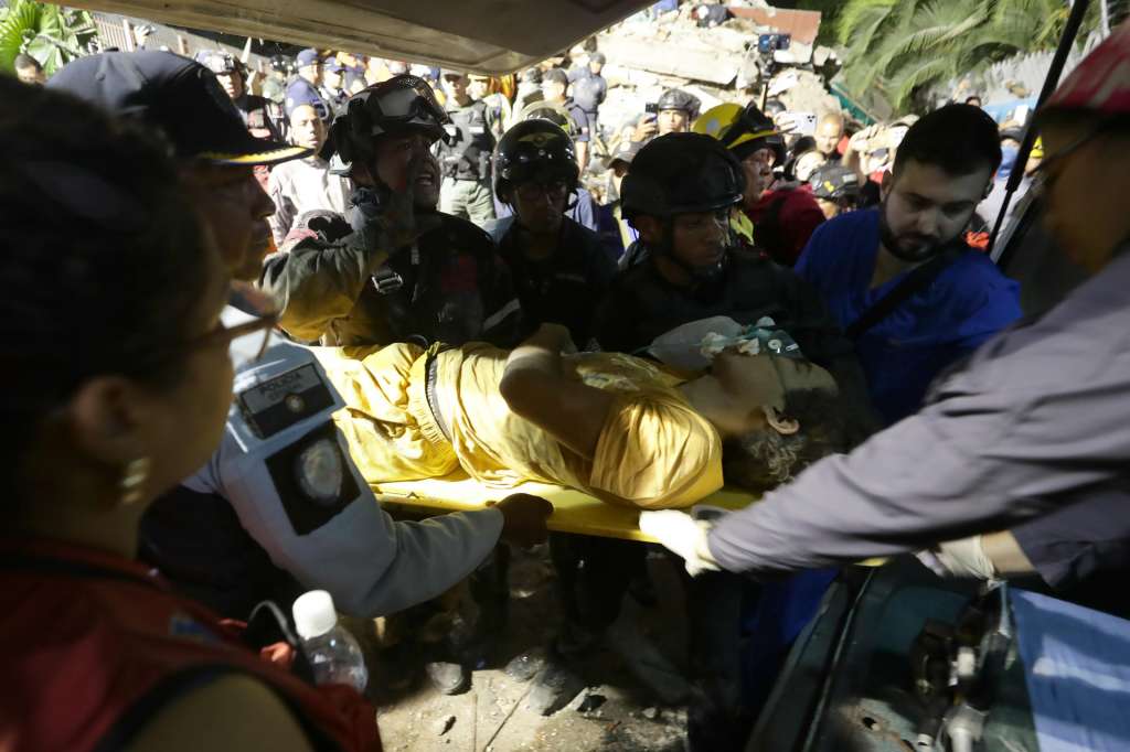 AME4164. CARACAS (VENEZUELA), 24/06/2026.- Integrantes de cuerpos de emergencia rescatan a una persona este miércoles, luego de dos fuertes terremotos que sacudieron el Caribe venezolano en Caracas (Venezuela). El evento principal fue un sismo de magnitud 7,5, informó el sistema oficial de alerta de tsunamis de Estados Unidos. EFE/ Ronald Peña R