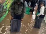 Video: estudiantes cruzan el túnel inundado de la Javeriana con bolsas en los pies