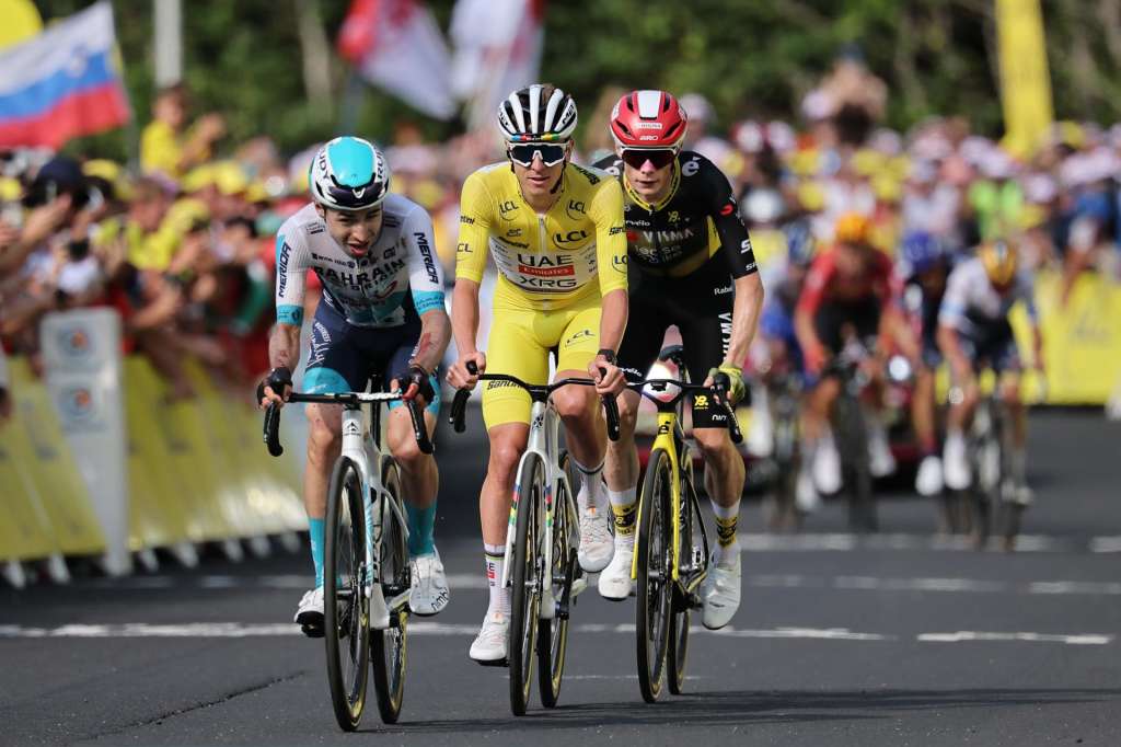 (France), 14/07/2025.- French rider Lenny Martinez (L) of Bahrain - Victorious team, Slovenian rider Tadej Pogacar (C) of UAE Team Emirates and Danish rider Jonas Vingegaard (R) of Team Visma-Lease a Bike in action during the 10th stage of the Tour de France cycling race over 165.3km from Ennezat to Le Mont Dore Puy de Sancy, France, 14 July 2025. (Ciclismo, Bahrein, Francia) EFE/EPA/Christophe Petit Tesson