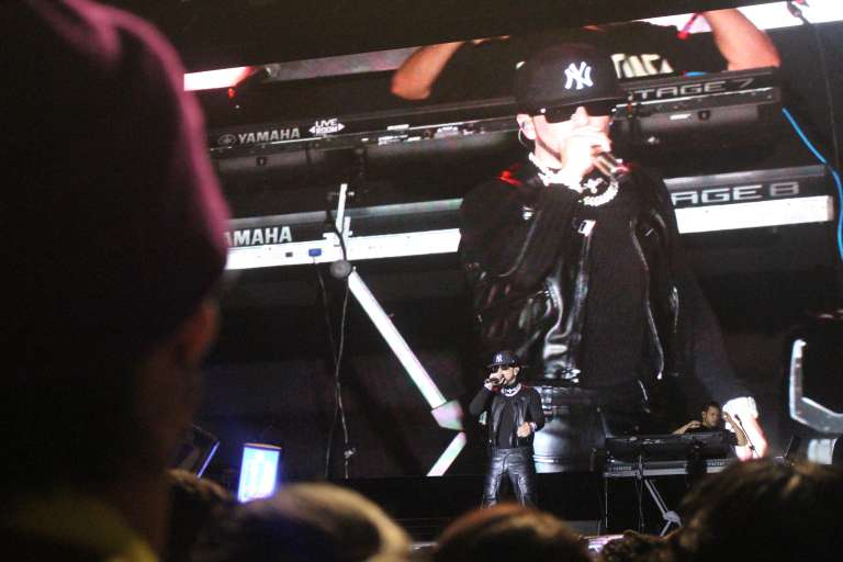 El cantante puertorriqueño también envió un mensaje a los locales, exaltando la escena urbana del país: "Tengo que reconocer que Puerto Rico antes era el que la rompía en el reguetón. Ahora son los colombianos".