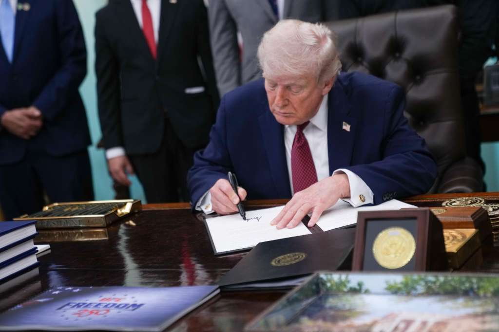 Washington (United States), 18/04/2026.- US President Donald Trump signs an executive order on aimed at expanding federal research into psychedelic drugs to treat veterans suffering from PTSD and traumatic brain injuries, in the Oval Office at the White House in Washington, DC, USA, 18 April 2026. EFE/EPA/ALLISON ROBBERT / POOL