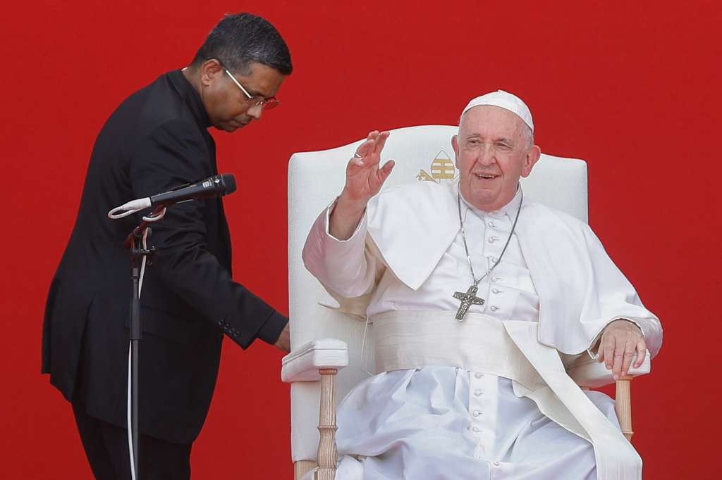Alges (Portugal), 06/08/2023.- Pope Francis (R) waves during an encounter with volunteers on the last day of World Youth Day (WYD) in Alges, Portugal, 06 August 2023. The Pontiff is in Portugal on the occasion of World Youth Day (WYD), one of the main events of the Church that gathers the Pope with youngsters from around the world. (Papa) EFE/EPA/ANTONIO PEDRO SANTOS / POOL