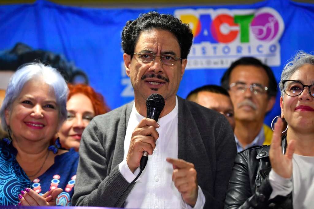 Senador, durante su discurso de triunfo tras ganar la Consulta del Pacto Histórico para definir un candidato único para la presidencia 2026; aparece en compañía de las senadoras Gloria Flórez, María José Pizarro y la exministra Susana Muhamad entre otros.