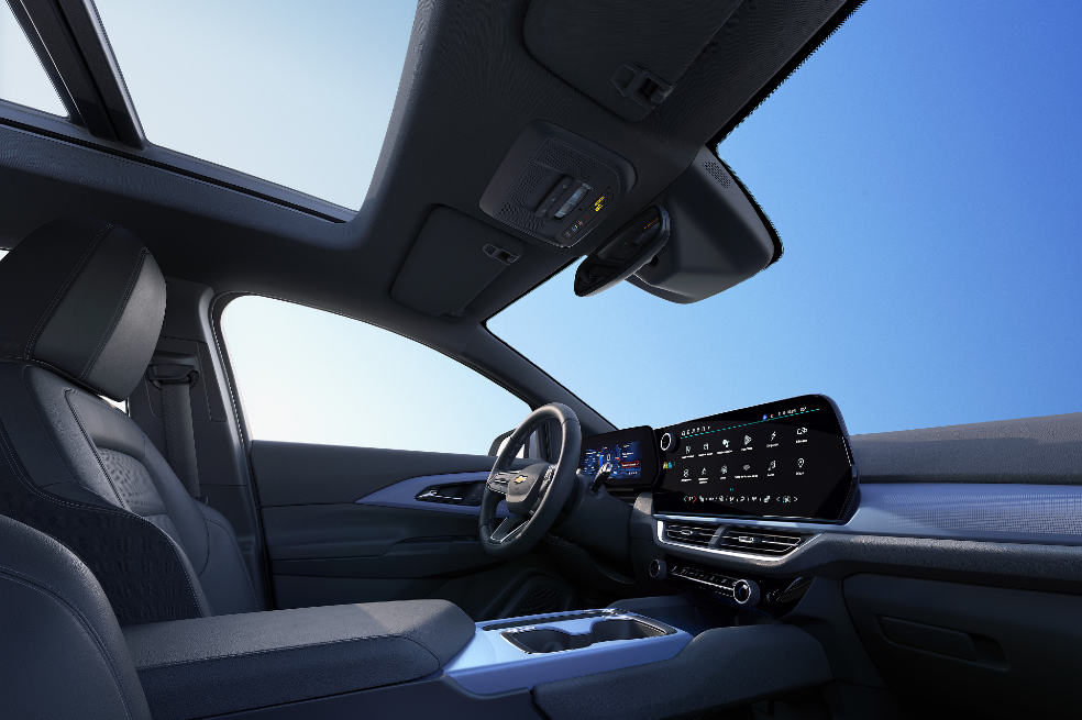 En su interior la Equinox EV incluye una pantalla de 17,7” con Google Built-in y monitoreo de batería en myChevrolet app. Incluye, además, asientos con tapizado en vinilo negro, sunroof panorámico, aire acondicionado digital y calefacción para los dos asientos delanteros.