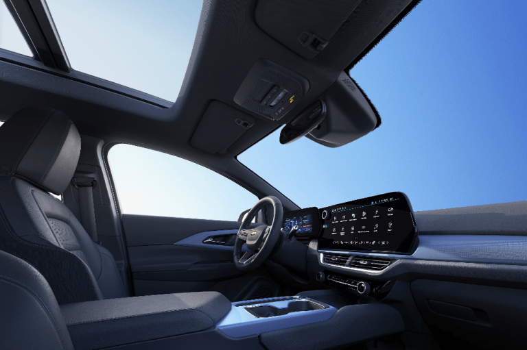 En su interior la Equinox EV incluye una pantalla de 17,7” con Google Built-in y monitoreo de batería en myChevrolet app. Incluye, además, asientos con tapizado en vinilo negro, sunroof panorámico, aire acondicionado digital y calefacción para los dos asientos delanteros.