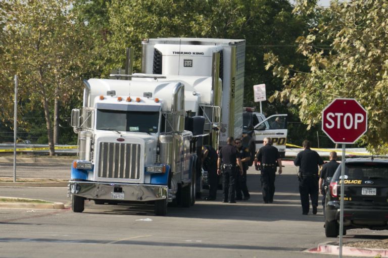 Nueve migrantes mueren ocultos en camión en frontera EE.UU.-México