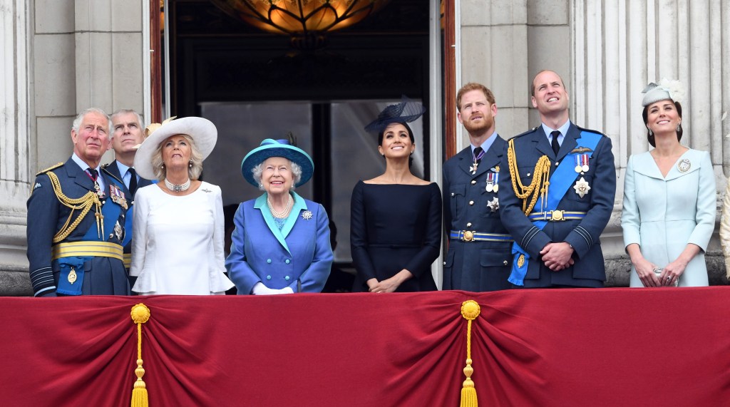 London (United Kingdom).- (FILE) - (L-R) Britain's Charles, the Prince of Wales; Prince Andrew, Duke of York; Camilla, Duchess of Cornwall; Queen Elizabeth II, Meghan, Duchess of Sussex; Prince Harry, the Duke of Sussex; Prince William, Duke of Cambridge and Catherine, Duchess of Cambridge on the balcony of Buckingham Palace during the RAF100 parade celebrations in London, Britain, 10 July 2018 (reissued 08 September 2022). According to a statement issued by Buckingham Palace on 08 September 2022, Britain's Queen Elizabeth II has died at her Scottish estate, Balmoral Castle, on 08 September 2022. The 96-year-old Queen was the longest-reigning monarch in British history. (Duque Duquesa Cambridge, Reino Unido, Londres) EFE/EPA/STR UK AND IRELAND OUT SHUTTERSTOCK OUT *** Local Caption *** 55755987