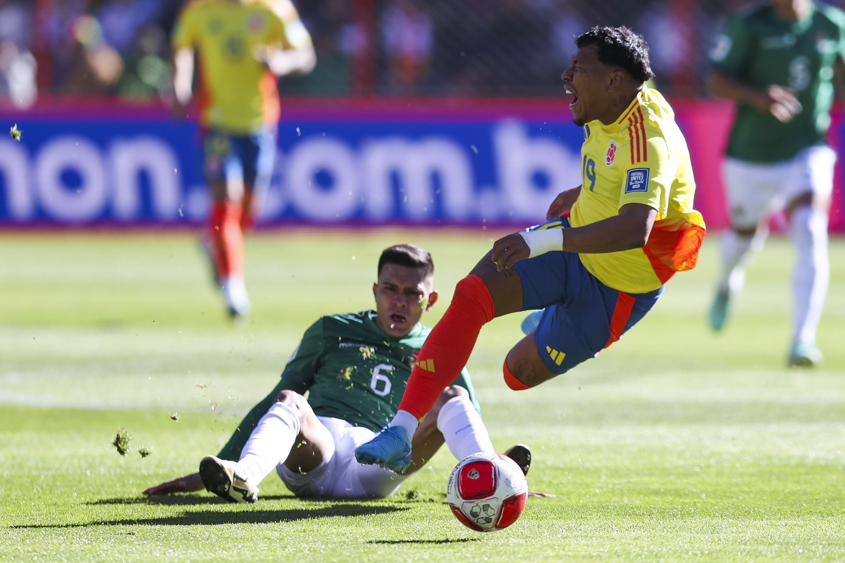 AMDEP8513. EL ALTO (BOLIVIA), 10/10/2024.- Héctor Cuellar (abajo) de Bolivia disputa el balón con Roger Martínez de Colombia este jueves, en un partido de las eliminatorias sudamericanas para el Mundial de 2026 entre Bolivia y Colombia en el estadio Municipal en El Alto (Bolivia). EFE/ Luis Gandarillas