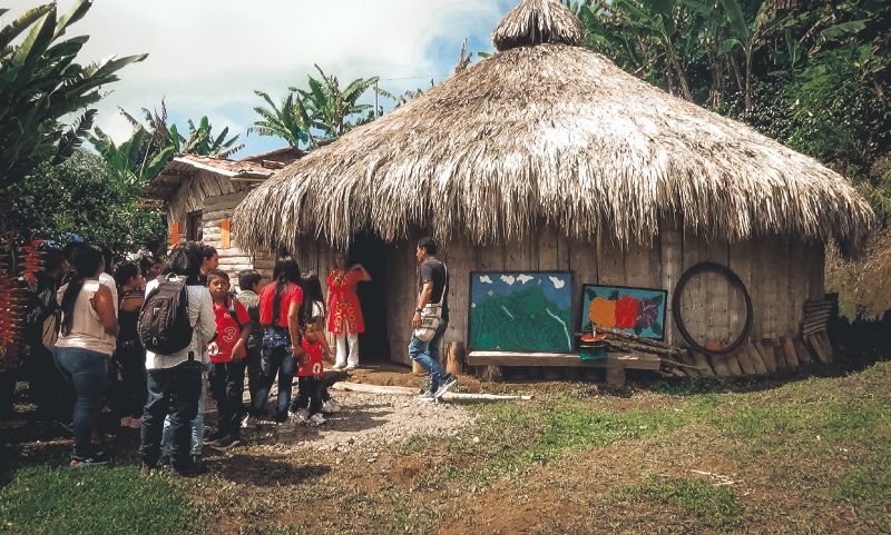Una casa indígena, redonda y con techo de paja.