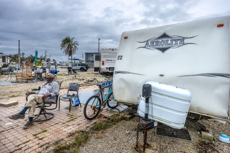 Fort Myers (United States), 08/10/2024.- 'Smoky' (79), waits for a truck to help him move his mobile home to a safer place in San Carlos Island, Fort Myers beach, as the city prepares for Hurricane Milton in Bonita Beach, Florida, USA, 08 October 2024. According to the National Hurricane Center's Live Hurricane Tracker, Hurricane Milton is set to make landfall on the west coast of Florida on the evening of 09 October. After rapidly intensifying into a Category 5 storm on 07 October, Milton is expected to weaken as it reaches shore but will still bring significant weather impacts across the state. (tormenta) EFE/EPA/CRISTOBAL HERRERA-ULASHKEVICH