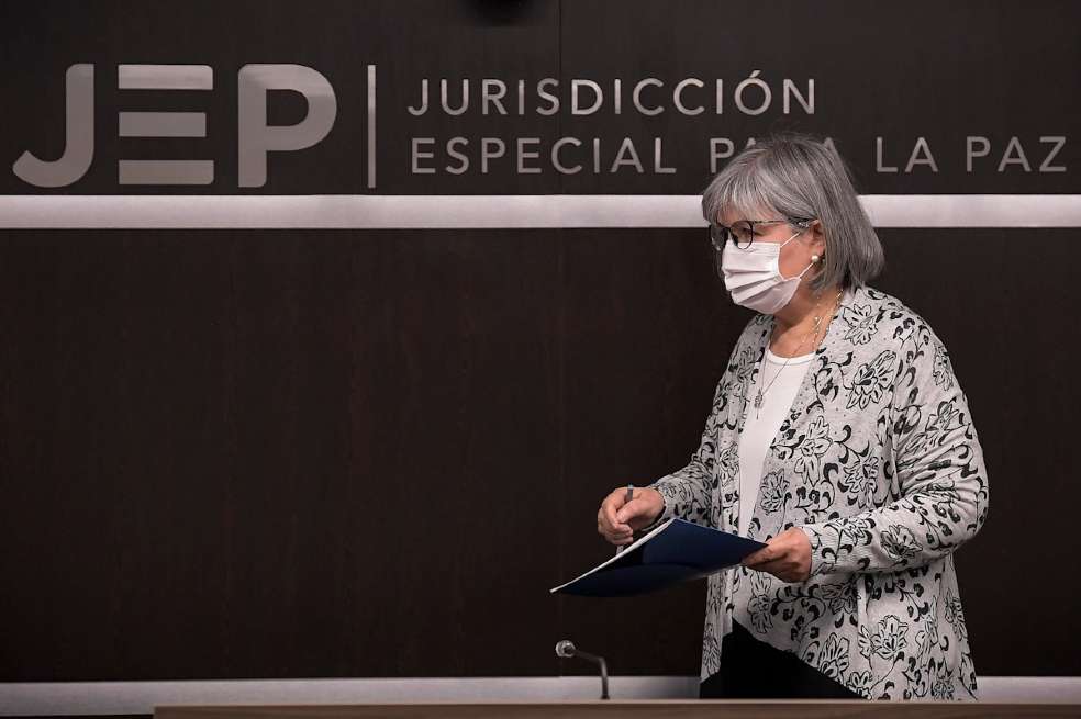 Patricia Linares, presidenta de la JEP, sale de una sala de audiencias con tapabocas.