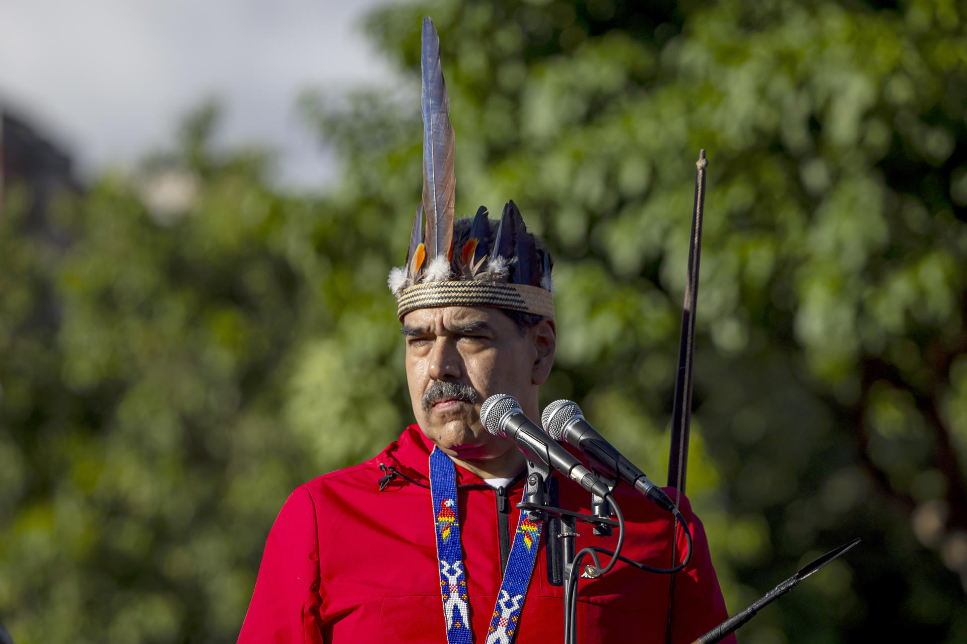 AME7455. CARACAS (VENEZUELA), 12/10/2025.- El presidente de Venezuela, Nicolás Maduro, participa en un acto del Día de la Resistencia Indígena este domingo, en Caracas (Venezuela). Varios simpatizantes del chavismo rechazaron que la líder opositora María Corina Machado ganara el Nobel de la Paz 2025 y dijeron que este premio debió ser otorgado a Maduro. EFE/ Miguel Gutierrez
