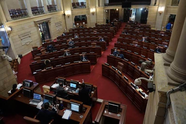 Plenaria de la Cámara aprueba su primer proyecto de forma semipresencial