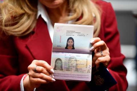 Cancillería rastrea por qué informe de la Imprenta avala modelo de pasaportes de Petro