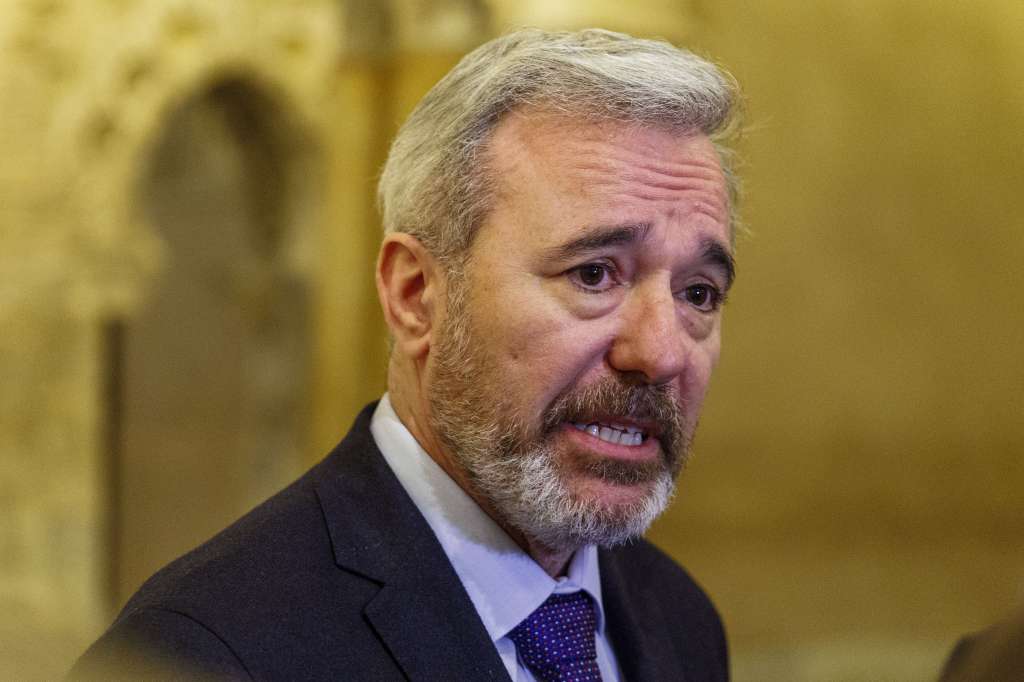 ZARAGOZA, 24/02/2025.- El presidente de Aragón, Jorge Azcón, hace declaraciones en el palacio de la Aljafería de Zaragoza durante el encuentro mantenido con la delegación de eurodiputados de la Comisión de Transportes y Turismo (TRAN) del Parlamento Europeo que visita desde este lunes Aragón con el objetivo de que tengan argumentos suficientes para dar prioridad a la Travesía Central Pireinaica (TCP) para que pueda tener fondos europeos en las próximas perspectivas financieras plurianuales, que comenzarán a partir de 2028. EFE/Javier Cebollada