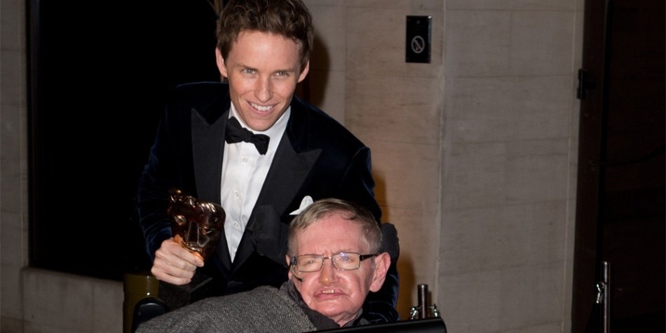Eddie Redmayne rinde homenaje a Stephen Hawking: ‘Hemos perdido una mente hermosa’