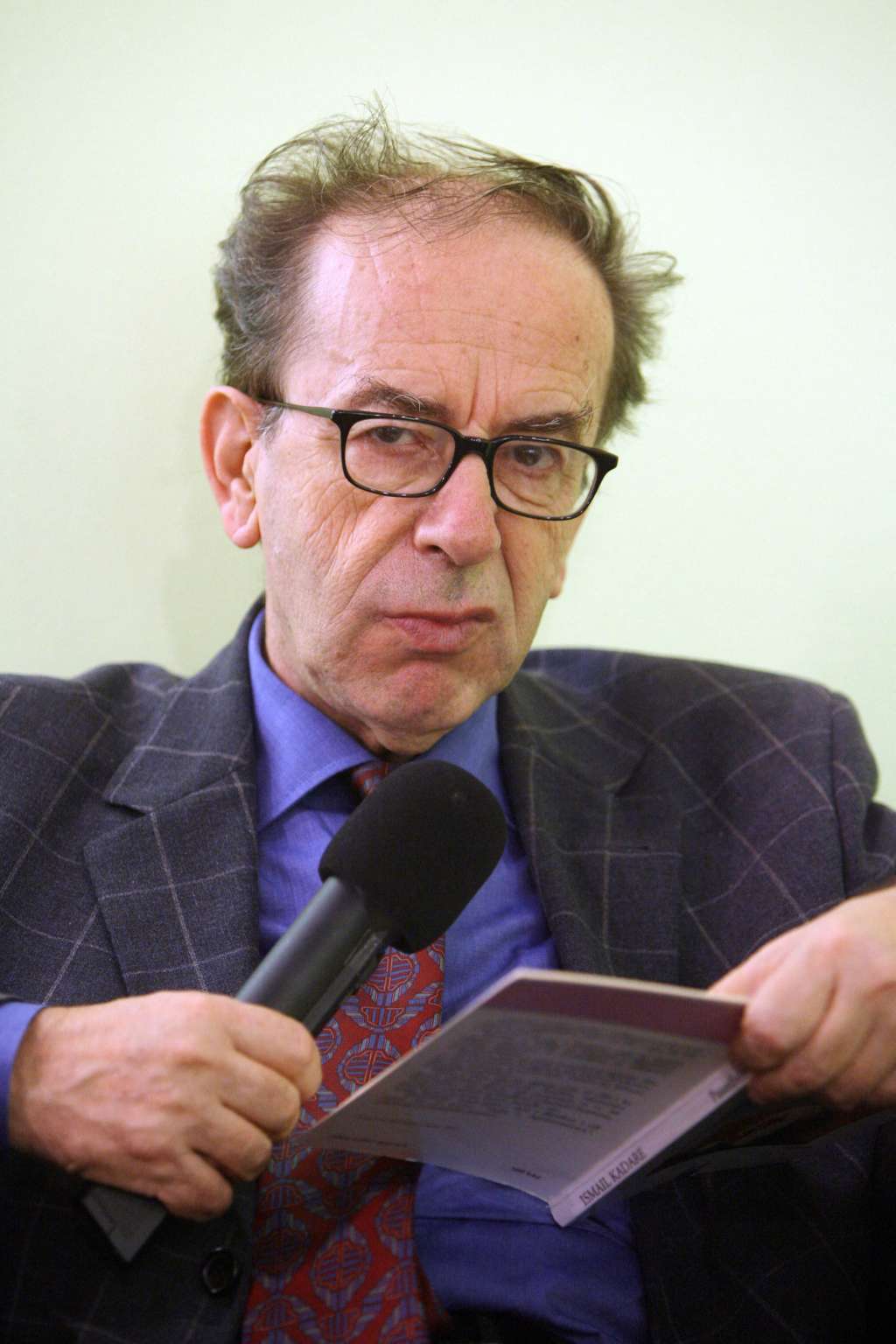 (FILES) Albanian writer Ismail Kadare reads his work at the Frankfurt Book Fair on October 6, 2006.
