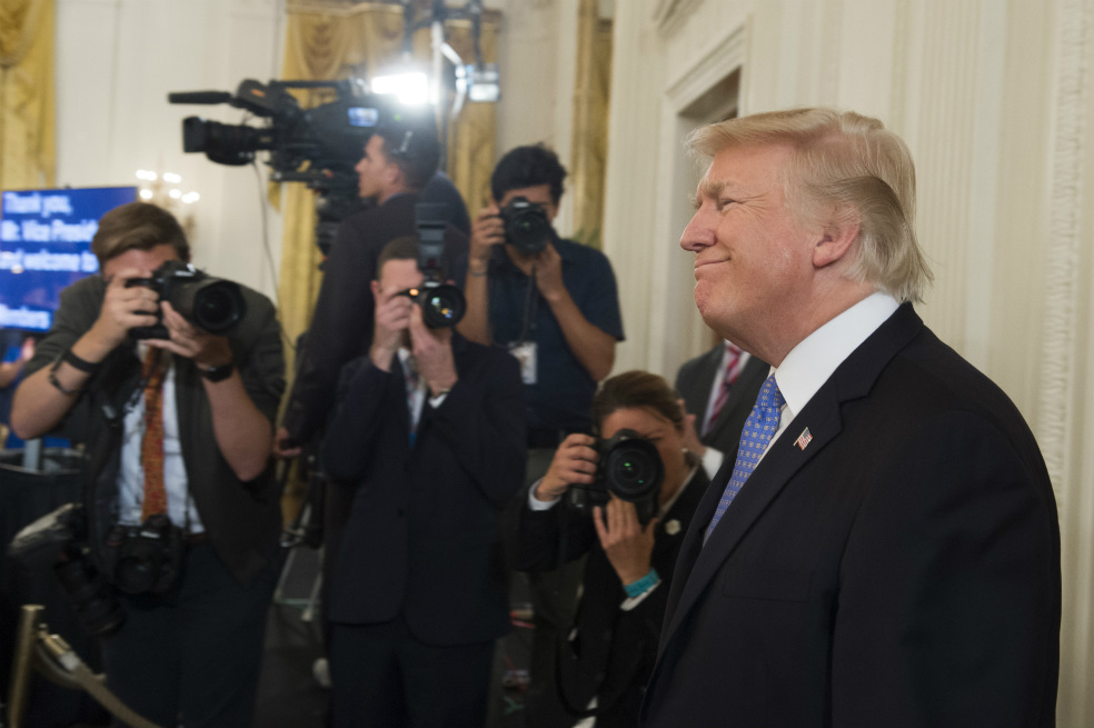 Con un poco más de 5.000 respuestas, el 56.36% votó por una declaración del presidente Donald Trump. / AFP
