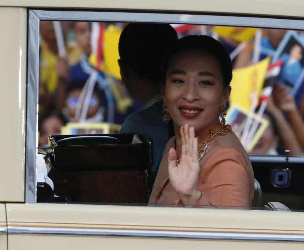BANGKOK (Thailand), 11/06/2026.- (FILE) - Thai Princess Bajrakitiyabha Mahidol waves to supporters from inside a car as they arrive at the Grand Palace for a Buddhist ceremony marking the change of season decoration on the Emerald Buddha statue, in Bangkok, Thailand, 01 November 2020 (reissued 12 June 2026). According to a statement released by the Thai Bureau of the Royal Household on 12 June 2026, Thai Princess Bajrakitiyabha died at the age of 47 after spending three years in a coma. (Tailandia) EFE/EPA/RUNGROJ YONGRIT