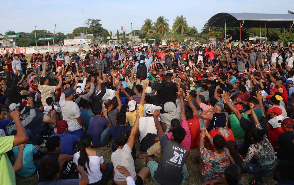MEX5310. MAPASTEPEC (MÉXICO), 29/12/2023.- Migrantes descansan durante una caravana con rumbo a EEUU, hoy, en el municipio de Mapastepec (México). La caravana de miles de migrantes, que partió de la frontera sur de México como la más numerosa del año, cuestionó este viernes durante su avance el conteo que hace de ellos el presidente, Andrés Manuel López Obrador, quien afirma que se han dispersado y que quedan cerca de 1.500. EFE/ Juan Manuel Blanco