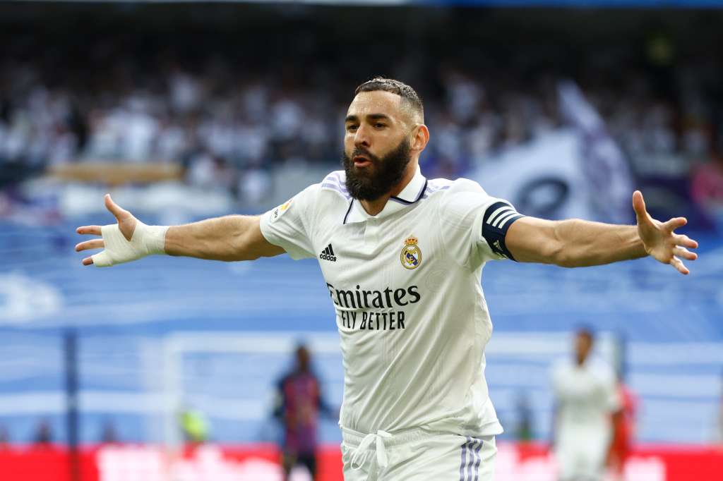MADRID, 16/10/2022.- El delantero del Real Madrid Karim Benzema celebra tras marcar el 1-0 durante el partido de la novena jornada de Liga que Real Madrid y FC Barcelona disputan este domingo en el estadio Santiago Bernabéu de Madrid. EFE/ Rodrigo Jiménez