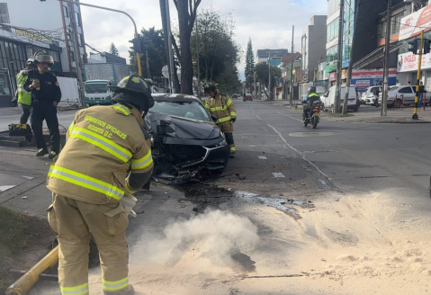 Fuerte accidente en la av. Esperanza: conductor chocó contra un semáforo