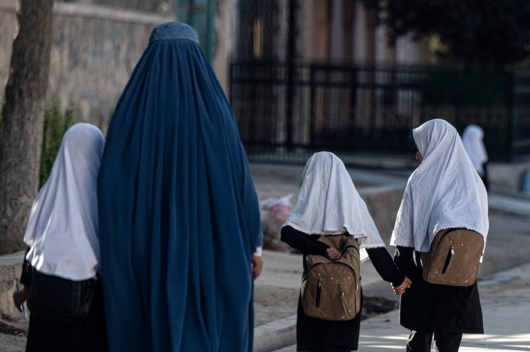 Niñas afganas desafían a los talibanes en escuelas secretas