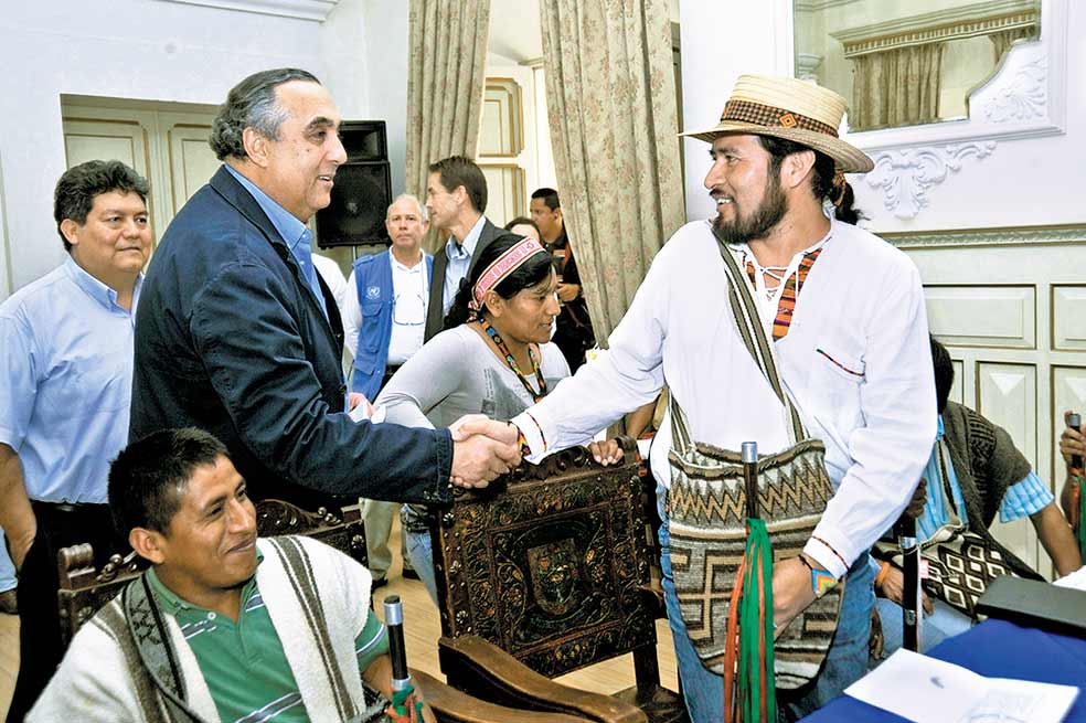 El ministro del Interior, Federico Renjifo, y el consejero mayor del CRIC, Jesús Chávez. / Rafael Zúñiga