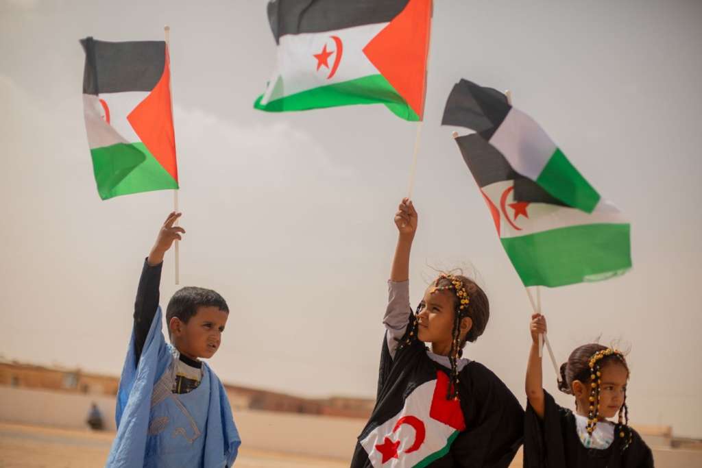 Niñas y niños saharauis durante una manifestación en la wilaya Bojador. A través de estas protestas pacíficas, la comunidad exige la liberación de detenidos y reivindican el derecho de su pueblo a la autodeterminación. Campamentos de refugiados saharauis, Tinduf, Argelia.