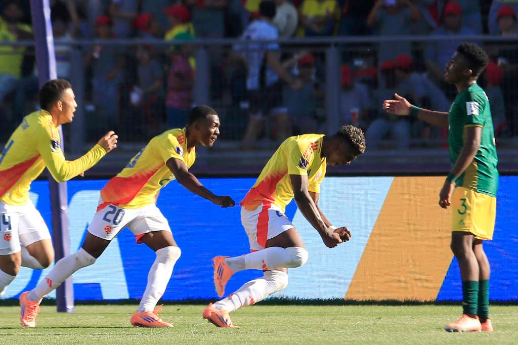 GR3021. TALCA (CHILE), 08/10/2025.- Néiser Villarreal (c) de Colombia celebra un gol este miércoles, en un partido de octavos de final de la Copa Mundial Sub-20 entre Colombia y Sudáfrica en el estadio Fiscal de Talca, en Talca (Chile). EFE/ Benjamín Hernández