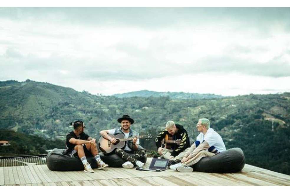El más reciente sencillo "Más de la una" junto a Maluma se posiciona en países como México, Estados Unidos, Colombia, Chile, España, Argentina, y Paraguay, con más de 50 millones de streams en plataformas digitales.