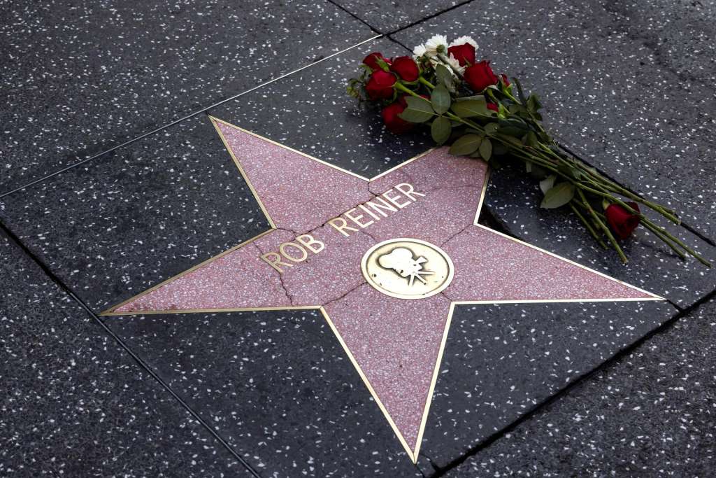 LOS ANGELES (United States), 15/12/2025.- Roses lie next to the star of the late US director Rob Reiner on the Hollywood Walk of Fame, in the Hollywood district of Los Angeles, California, USA, 15 December 2025. Rob Reiner, aged 78, and his wife Michele Singer Reiner, aged 68, were found dead in their Los Angeles home on 14 December 2025. The Los Angeles Police Department is investigating their deaths as an apparent homicide. EFE/EPA/TED SOQUI