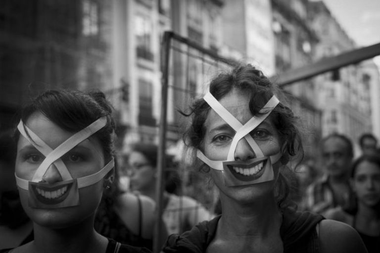 «Me intentaron ahorcar en un bar por decirle NO a un hombre (y lo liberaron)»